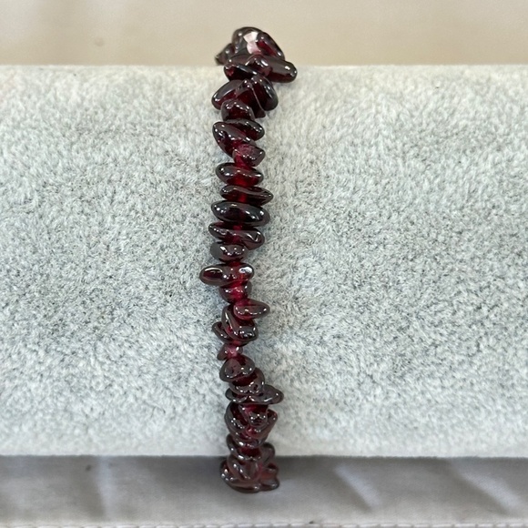 Red Garnet Chip Stone Stretchy Bracelet it Excellent Condition - Picture 3 of 13